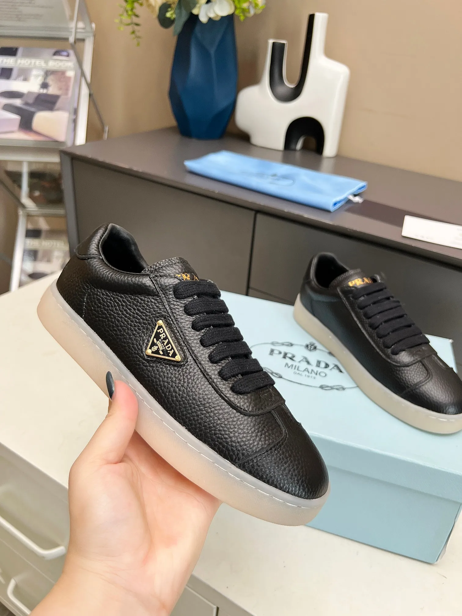 👟👟Ex-factory price 480👟👟 2024 Prada/Prada "couples" metal logo decorated Lane leather sneakers. This sneaker is fashionable and simple, showing the full integration of minimalist style and sports personality. Easy to wear and durable, artistic retro style. Leather material: original imported cowhide. Lining: sheepskin lining. Shoe logo: enamel-coated triangular metal logo. Size: 35-45 (female 41, male 45, custom-made, non-returnable).